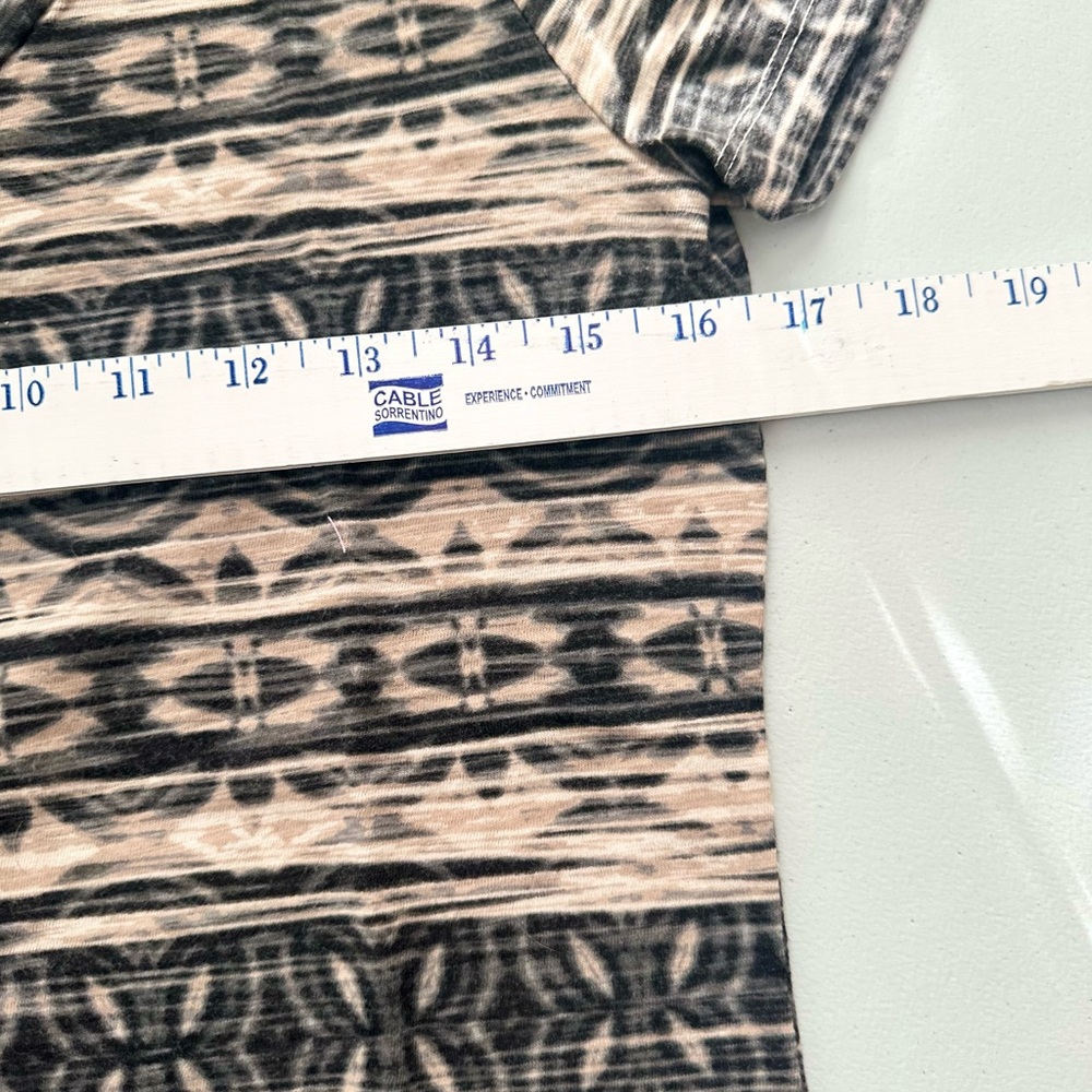 Patterned V-Neck Women's Top - Picture 4 of 6